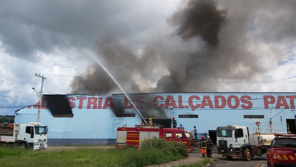Incêndio em fábrica de calçados em Patos de Minas — Foto: Luís Fellipe Borges/g1