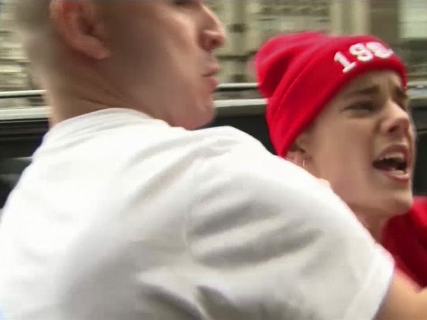 Justin Bieber é contido por seguranças durante confronto com fotógrafo em Londres nesta sexta-feira (8) (Foto: Reuters)