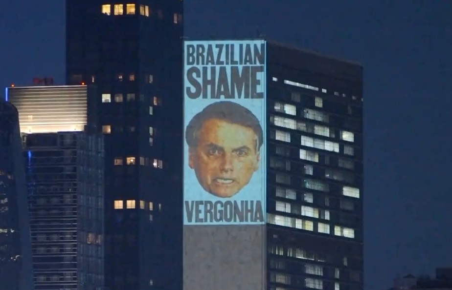 Mensagens contra o presidente brasileiro Jair Bolsonaro foram projetadas no prédio da ONU, nesta terça-feira