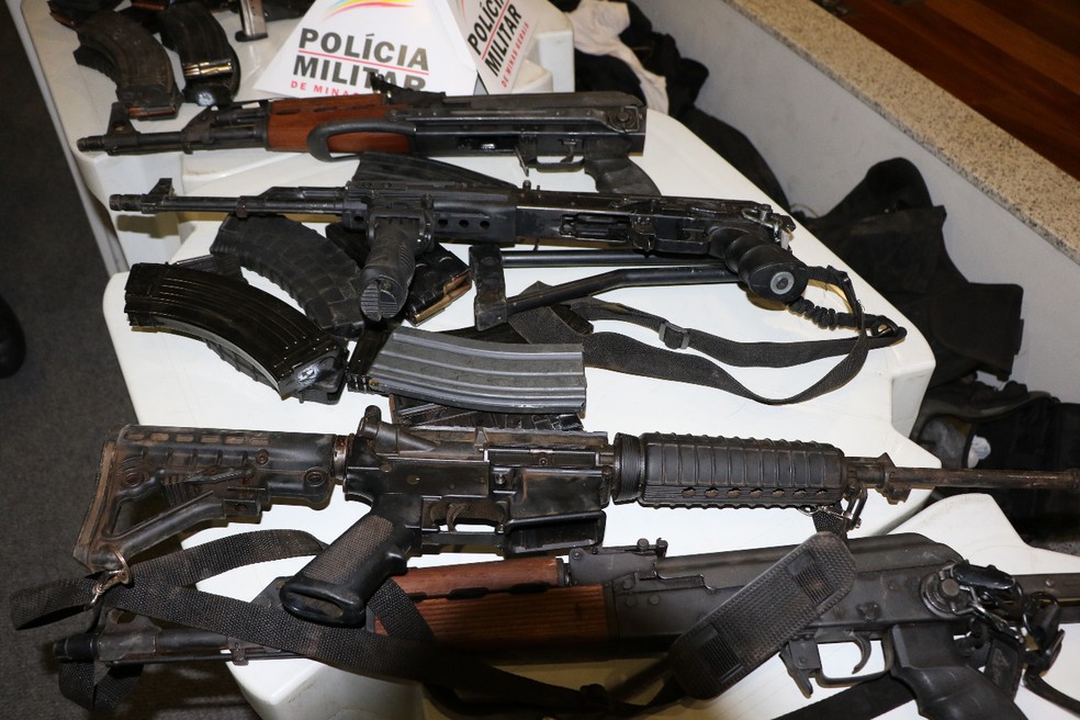 Armas foram utilizadas por quadrilha que atacou agência bancária em Uberaba no dia 27 de junho — Foto: Polícia Militar/Divulgação