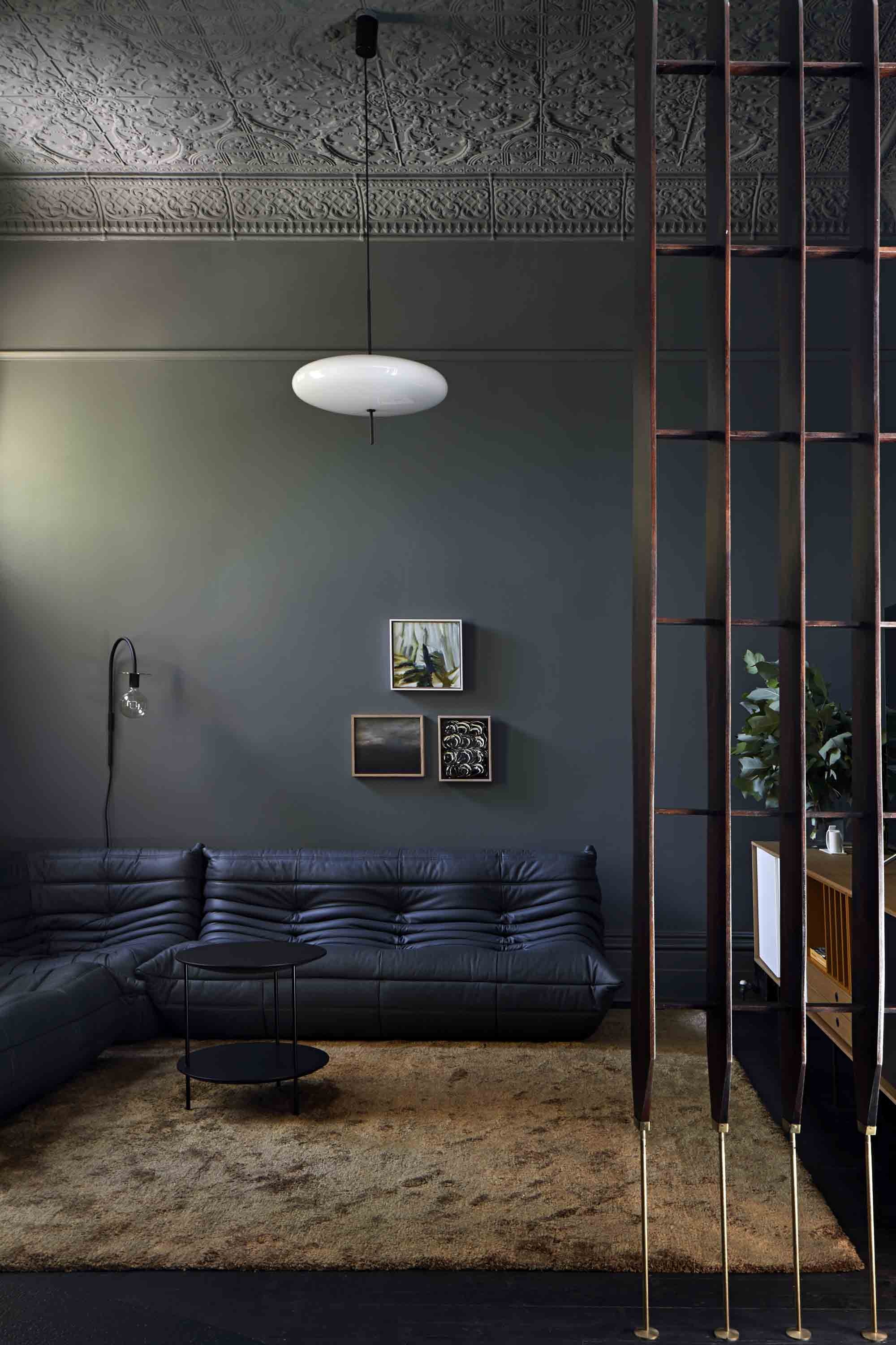 Décor do dia: sala de estar com estilo moderno e tons de preto (Foto: Shannon McGrath)