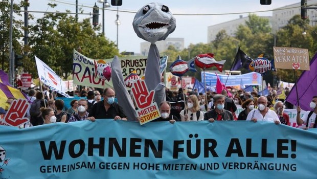 Alta dos preços de aluguéis tem sido alvo de protestos em Berlim (Foto: Getty Images via BBC)