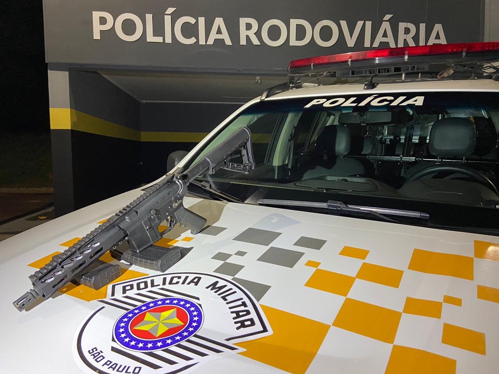Mulher é presa com fuzil e carregadores no travesseiro em ônibus na Rodovia Raposo Tavares (SP-270) — Foto: Cedida