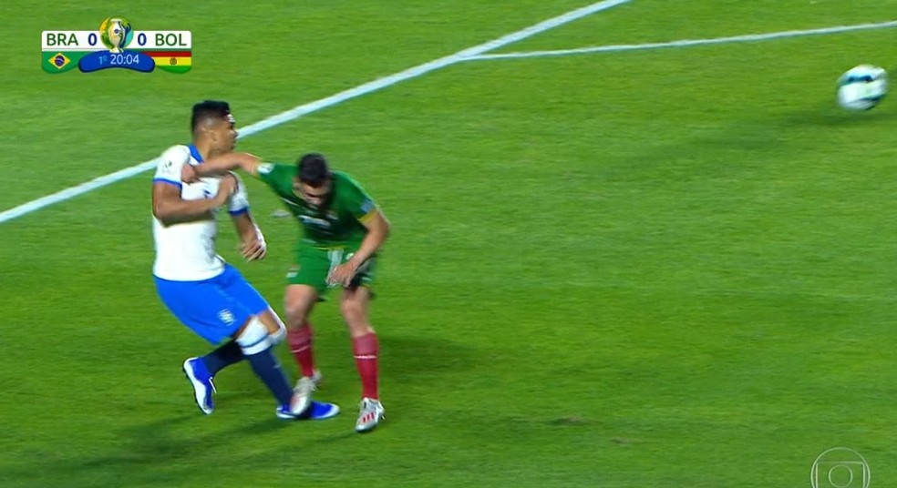 Casemiro leva uma "braçada" de Saucedo em Brasil x Bolívia — Foto: Reprodução/TV Globo