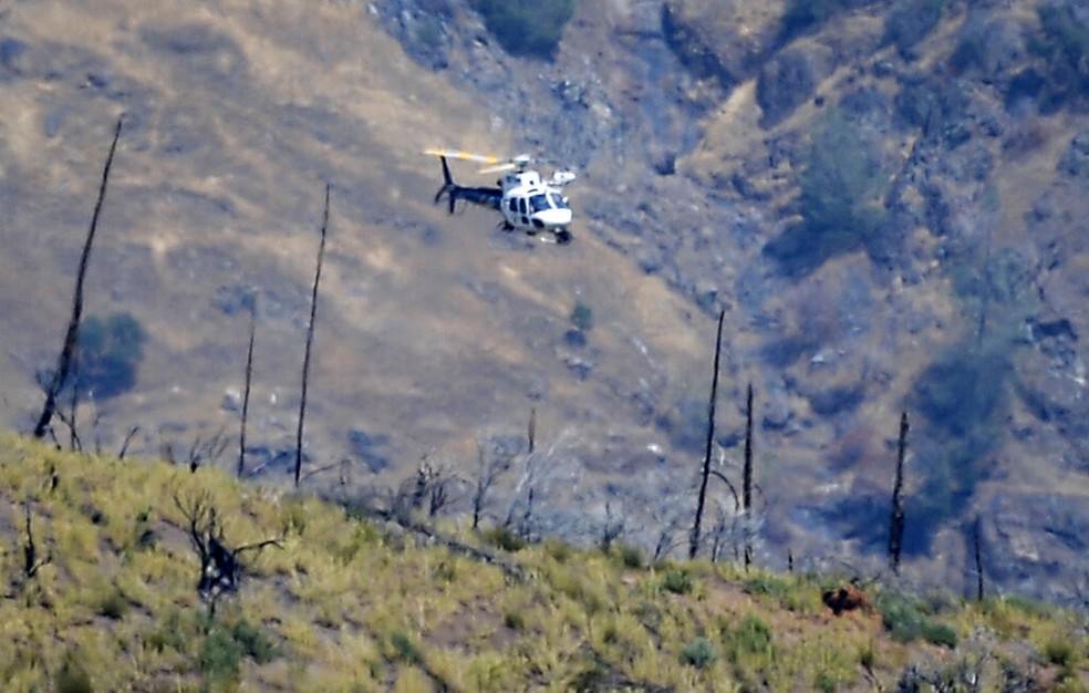 Helicóptero na região da Califórnia onde uma família que havia ido fazer uma trilha foi encontrada morta, em 18 de agosto de 2021 — Foto: Craig Kohlruss/AP