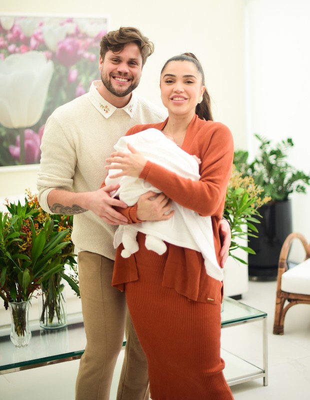 Paula Amorim e Breno Simões deixam maternidade com o filho recém-nascido, Théo, em SP  (Foto: Leo Franco/AgNews)