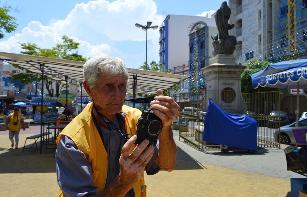 José Benedito Chagas dedicou boa parte da vida registrando a passagem de fieis que visitaram a Basílica Velha de Aparecida (Foto: Camilla Motta/G1)