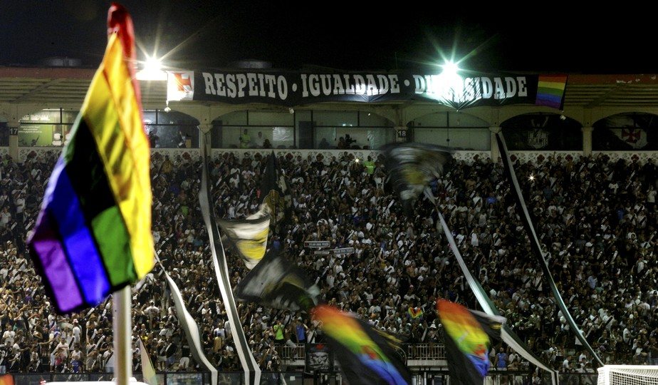 Jogo entre Vasco e Operário, em São Januário, foi marcado pela exaltação ao orgulho LGBTQIAP+