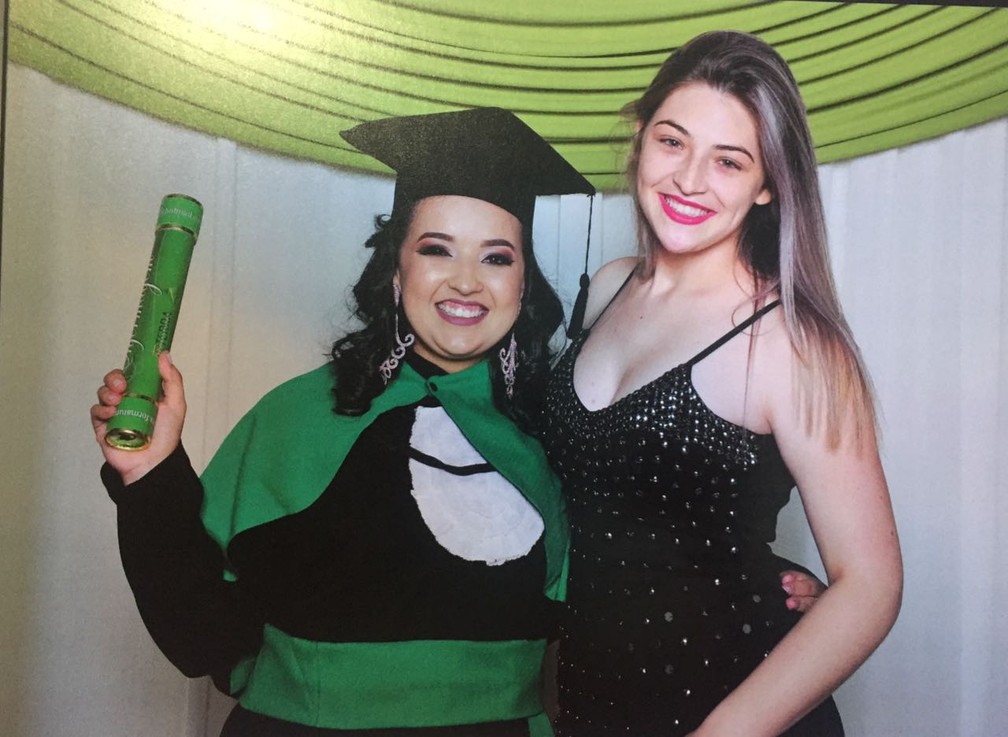 ApÃ³s 16 anos de confirmaÃ§Ã£o de troca na maternidade, Francielle (Ã  esquerda) e Danielle (Ã  direita) mantÃªm relaÃ§Ã£o de irmÃ£s (Foto: Francielle Barbosa/Arquivo pessoal)