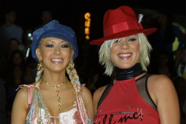 As cantoras Pink e Christina Aguilera em foto de 2001 (Foto: Getty Images)