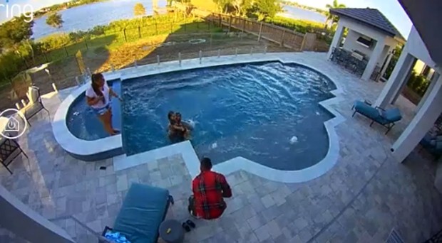 Andre Drummond salva Deon em piscina de mansão (Foto: Reprodução/Twitter)