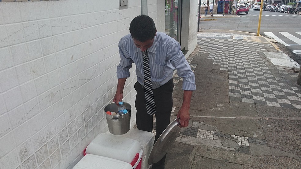 Vindo do Paraná, João trabalha em um dos cruzamentos mais movimentados do centro de Bauru (Foto: Alan Schneider / TV TEM )