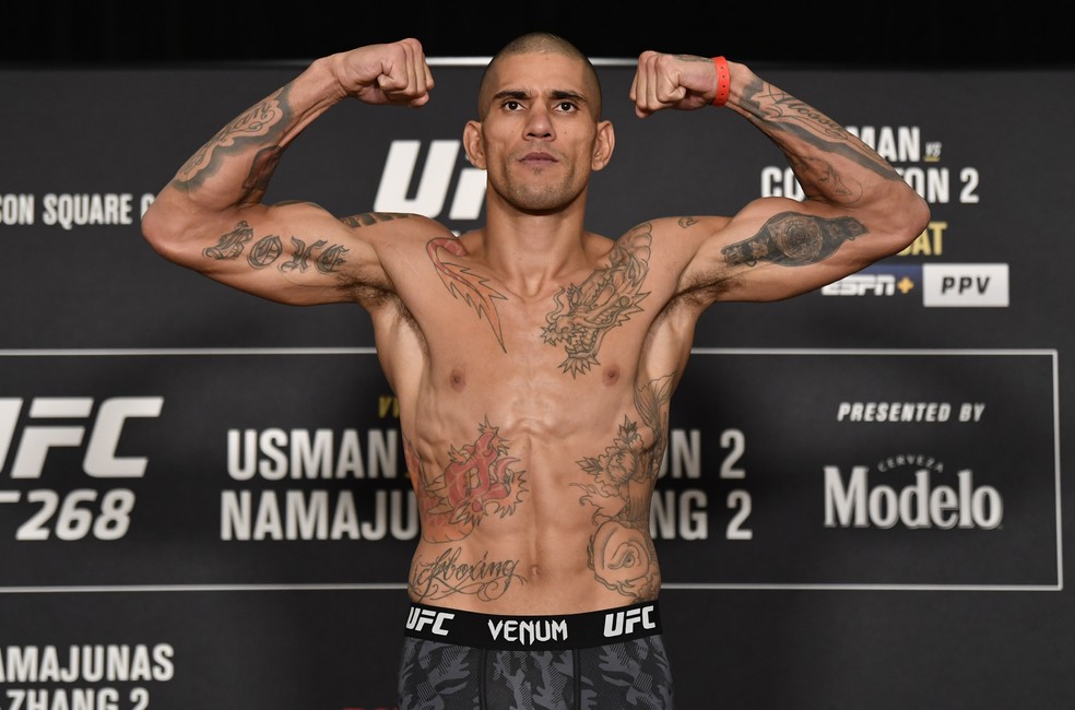 Alex Poatan pesagem oficial UFC 268 — Foto: Getty Images