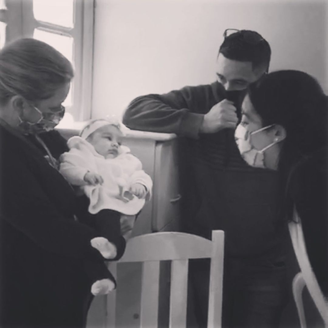 Casal se emocionado ao ver filha pela primeira vez (Foto: Reprodução/Instagram)