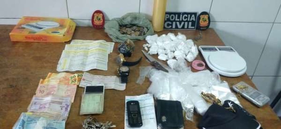 600 gramas de cocaÃ­na, relÃ³gios, notas promissÃ³rias, balanÃ§a e outros materiais apreendidos foram levados para a delegacia â€” Foto: DivulgaÃ§Ã£o