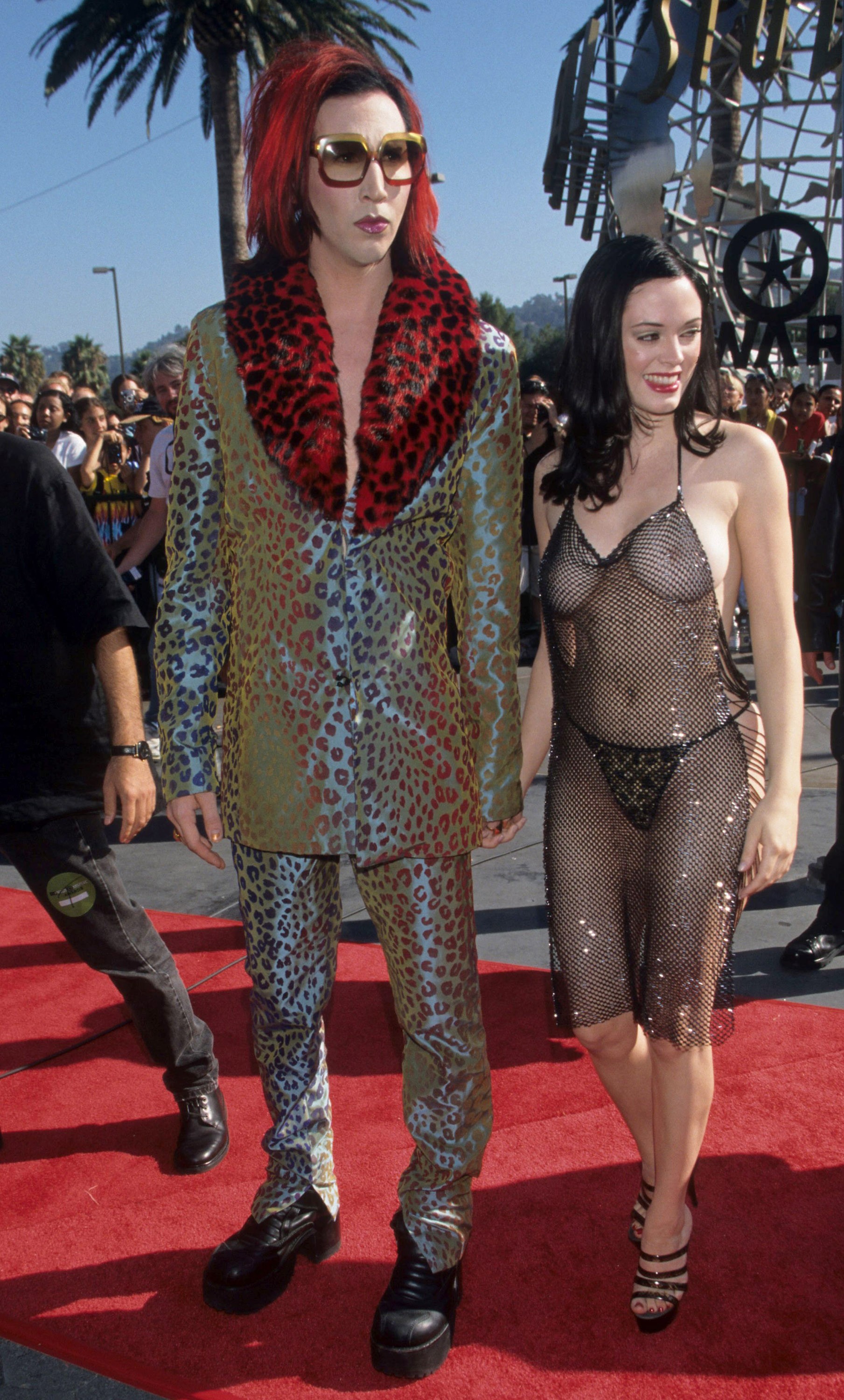 A transparência polêmica usada por Rose McGowan no VMA 1998, no qual compareceu com o então namorado, o músico Marilyn Manson (Foto: Getty Images)