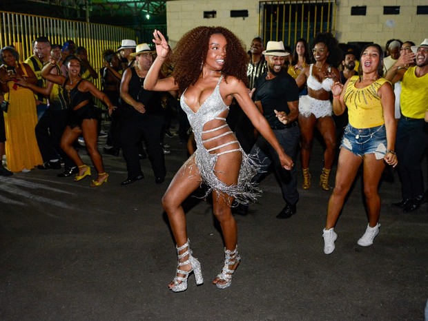 Thelma Assis é apresentada como musa da São Clemente, no Rio de Janeiro (Foto: Webert Belicio/AgNews)