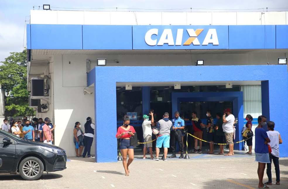 Pessoas se aglomeram em fila na agência da Caixa no Bairro Messejana, em Fortaleza. — Foto: Fabiane de Paula/ SVM