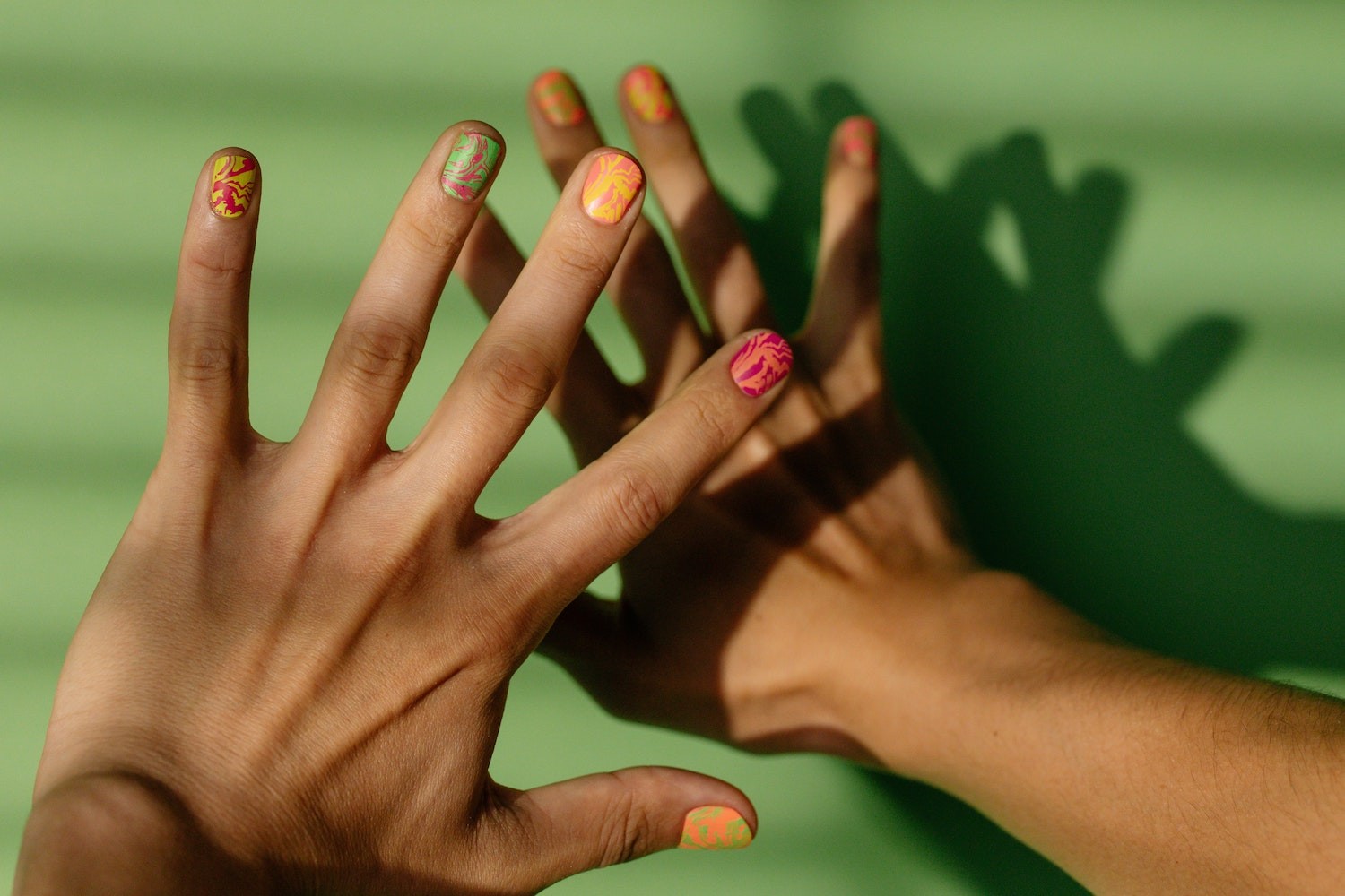 Uma dica é manter as unhas sempre feitas para evitar levá-las a boca (Foto: Pexels /  cottonbro /CreativeCommons)