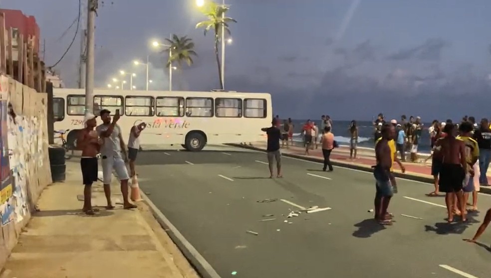 Outro ônibus que foi atravessado na Avenida Amaralina durante o protesto desta quarta-feira (28) — Foto: Reprodução/Redes Sociais
