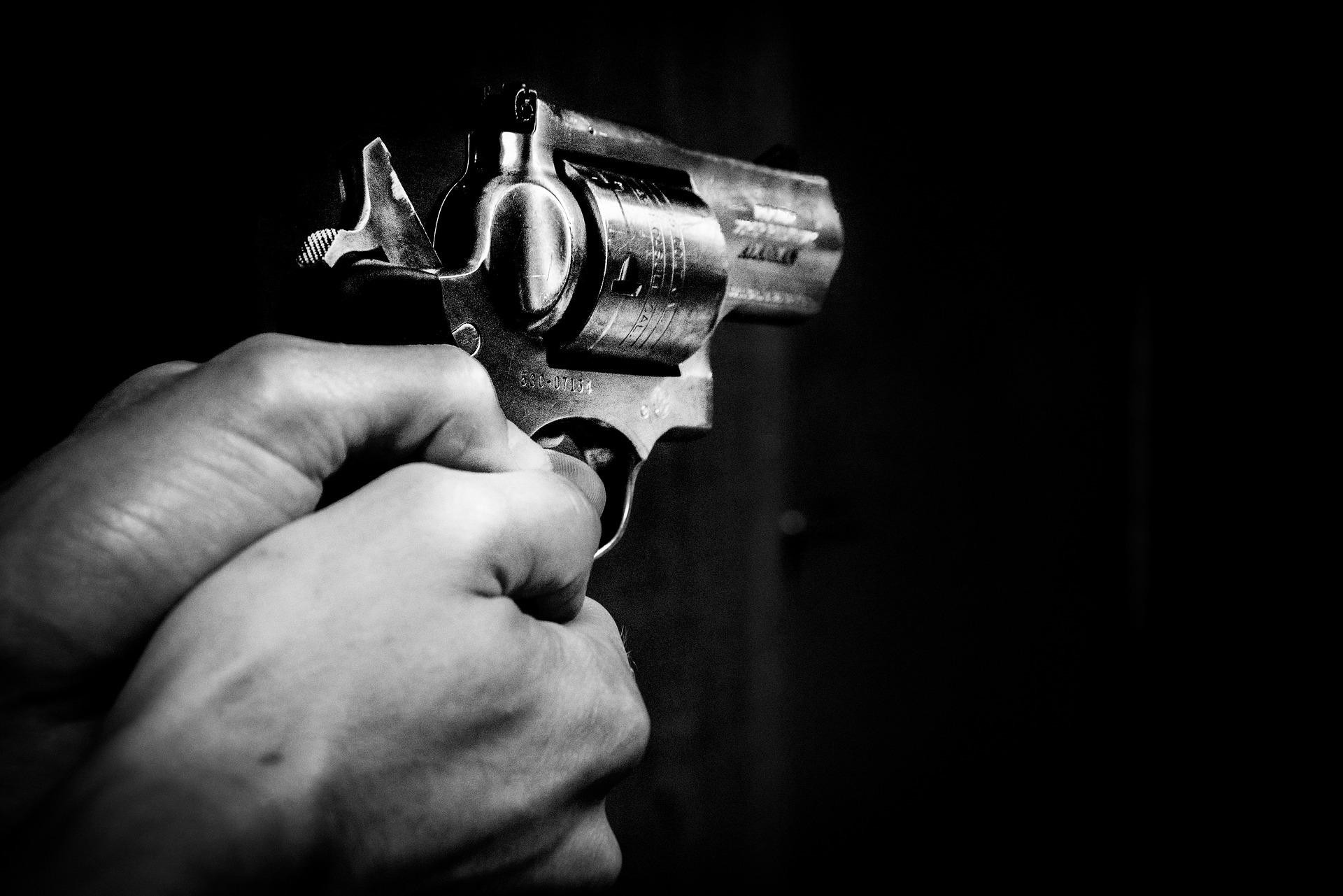 Imagem de uma pessoa segurando uma arma (Foto: pixabay )