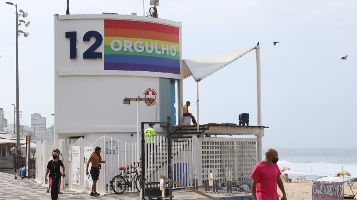 No Rio de Janeiro, a prefeitura instalou painéis para homenagear o mês do orgulho LGBTQIA+ (Foto: Prefeitura do Rio / Divulgação)