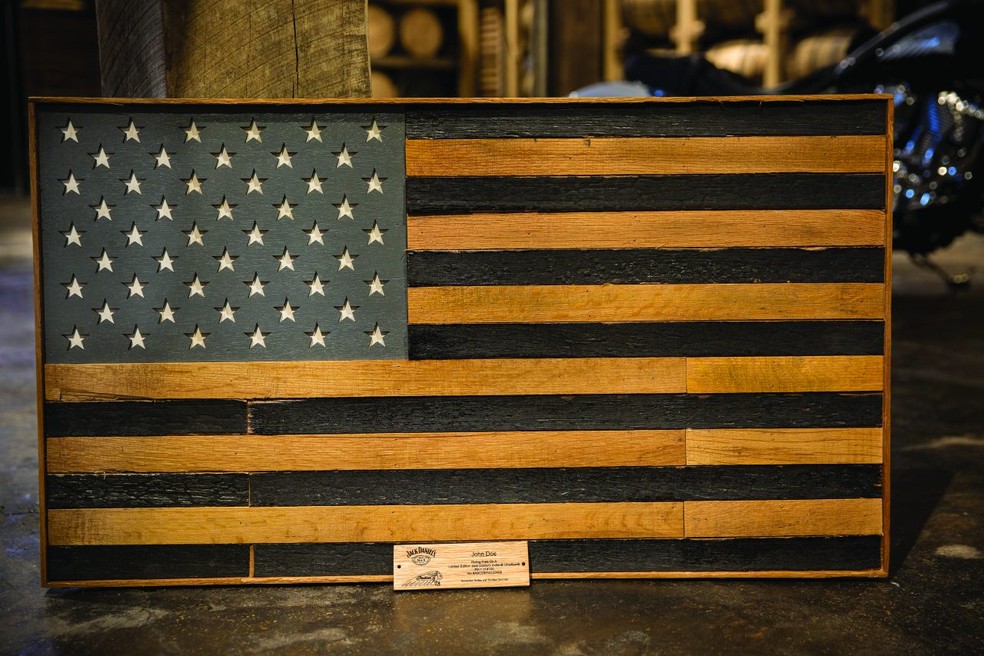 Bandeira de mandeira que acompanha a moto (Foto: Divulgação)