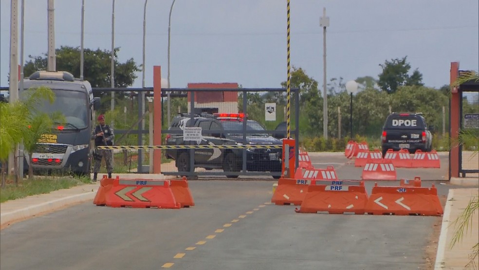 Força Nacional faz escolta para chegada de presos em Brasília — Foto: TV Globo/Reprodução
