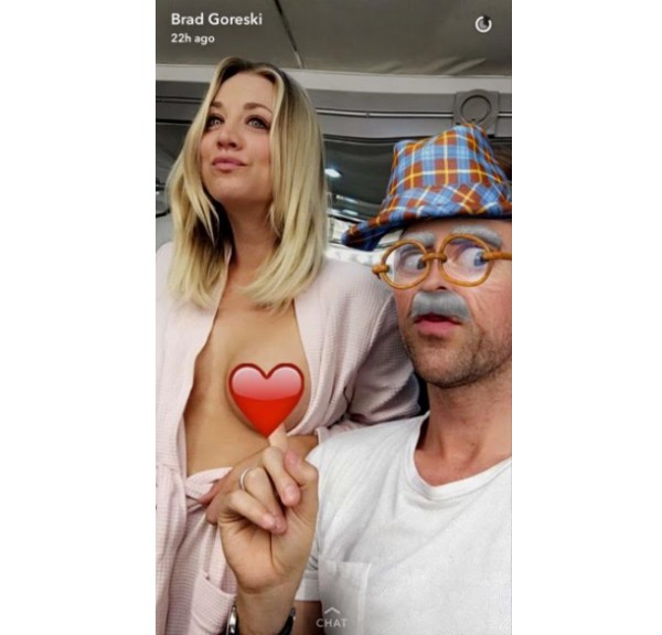 A atriz Kaley Cuoco com um amigo (Foto: Snapchat)