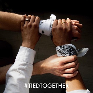 #TiedTogether: as bandanas brancas de algodão viraram símbolo de oposição ao governo Trump graças a campanha viral iniciada pelo Business of Fashion  