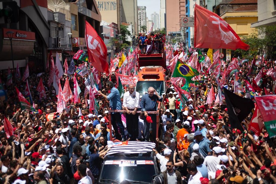 Lula, Haddad e Alckmin durante ato de campanha em Campinas neste sábado