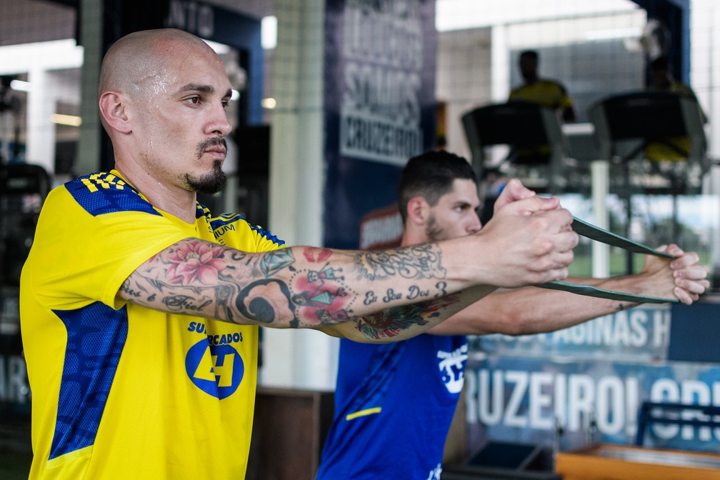 Maicon em treino no Cruzeiro — Foto: Gustavo Aleixo/Cruzeiro