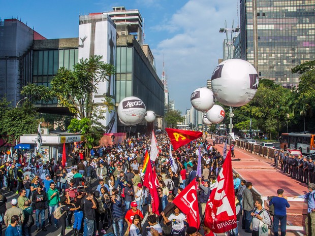 Professores em greve fazem assembleia no vão livre do Masp, na Avenida Paulista, em São Paulo (Foto: Cris Faga/Fox Press Photo/Estadão Conteúdo)