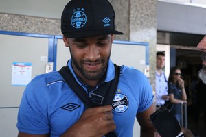 Fellipe Bastos espera ficar no Grêmio e mira definição nos