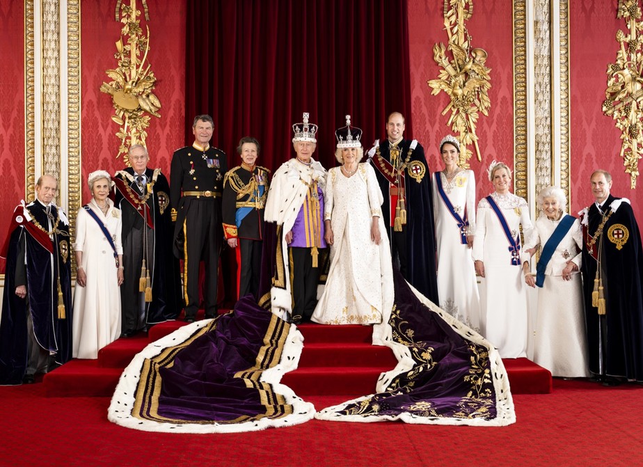 O rei Charles com a rainha Camilla, o príncipe William e Kate Middleton e mais membros da Família Real