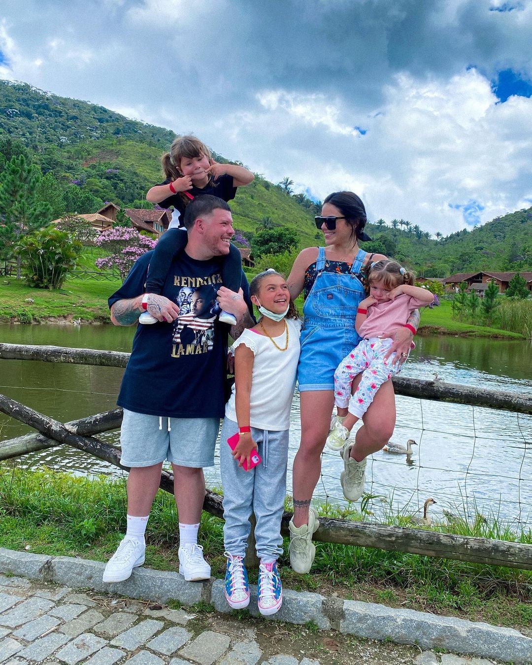 Ferrugem, a esposa, Thaís, e as filhas (Foto: Reprodução/Instagram)