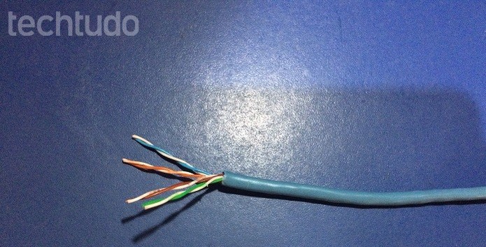 Visualizando os quatro pares de fios do cabo (Foto: Edivaldo Brito/TechTudo)