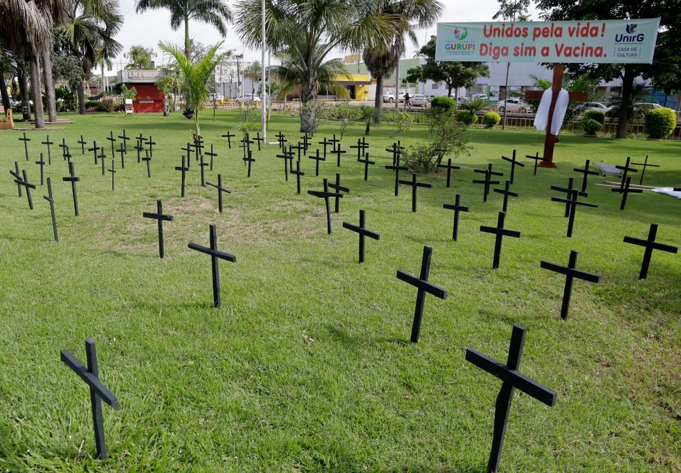 Cruzes foram colocadas no gramado do Parque Mutuca — Foto: Divulgação/Prefeitura de Gurupi