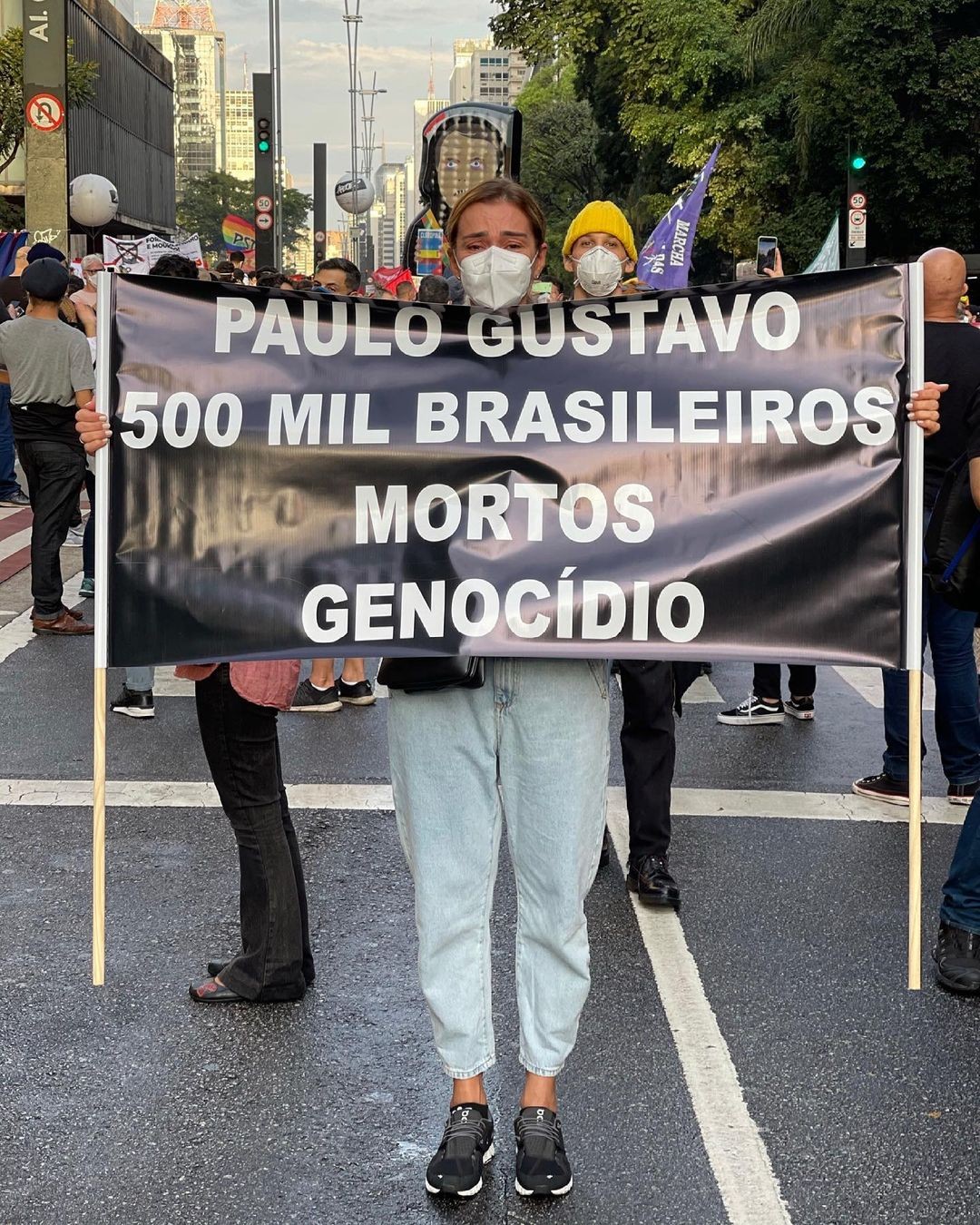 Mônica Martelli compareceu a protesto com cartaz lembrando a morte de seu amigo Paulo Gustavo por covid-19 (Foto: Reprodução/Instagram)