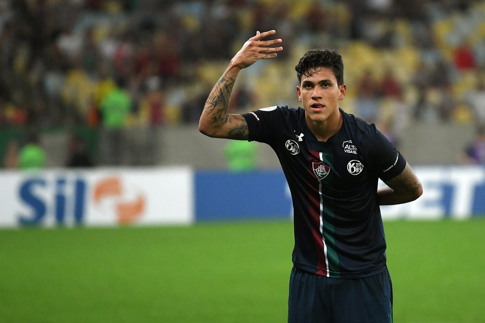 Pedro faz reverência a torcida do Fluminense após gol sobre Ceará — Foto: Agência Estado