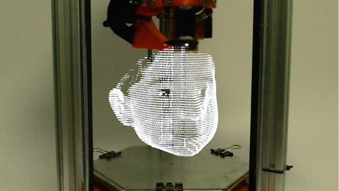 Impressora modificada usa LED para emitir luz, que é captada por uma câmera, criando a ilusão de uma imagem estática em 3D (Foto: Divulgação/Ekaggrat Singh Kalsi)