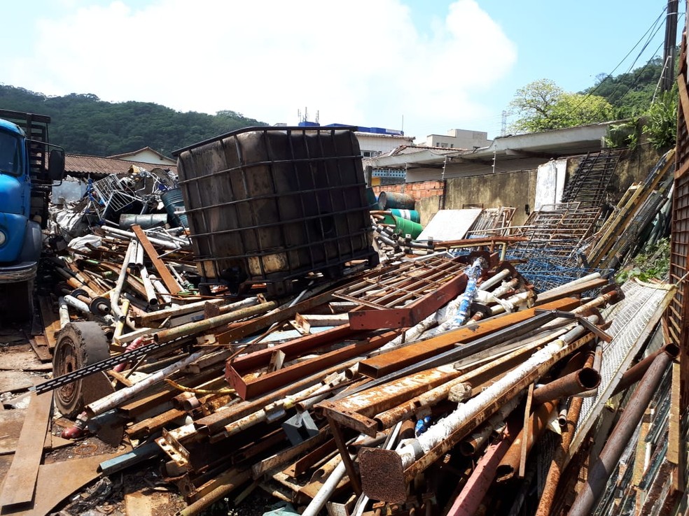 Ferro velho foi fechado, durante operação, por não ter alvará de funcionamento. — Foto: Rodrigo Nardelli/TV Tribuna