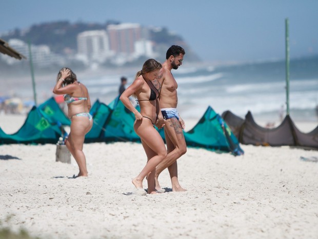 Latino e Jéssica Rodrigues na praia (Foto: Brazil News)