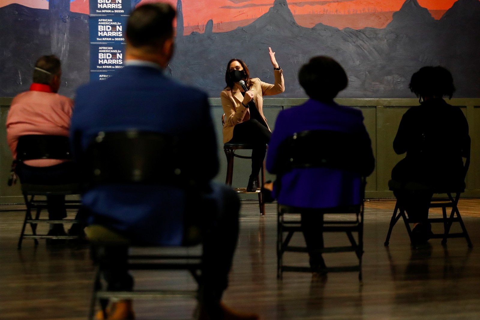 Harris conversa com apoiadores durante um evento de campanha em Phoenix, Arizona, em 28 de outubroREUTERS