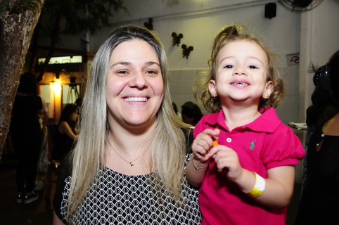 Viviane Massadi curte o evento com a filha Bruna,1 ano.  (Foto: Sylvia Gosztonyi/Ed. Globo)