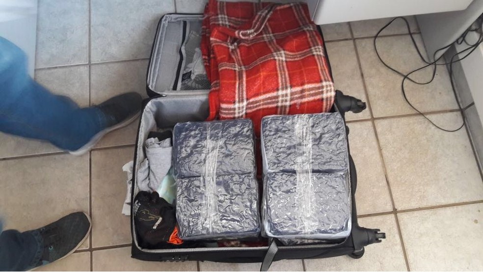 Droga estava dentro de bagagem do casal (Foto: PF/Divulgação)
