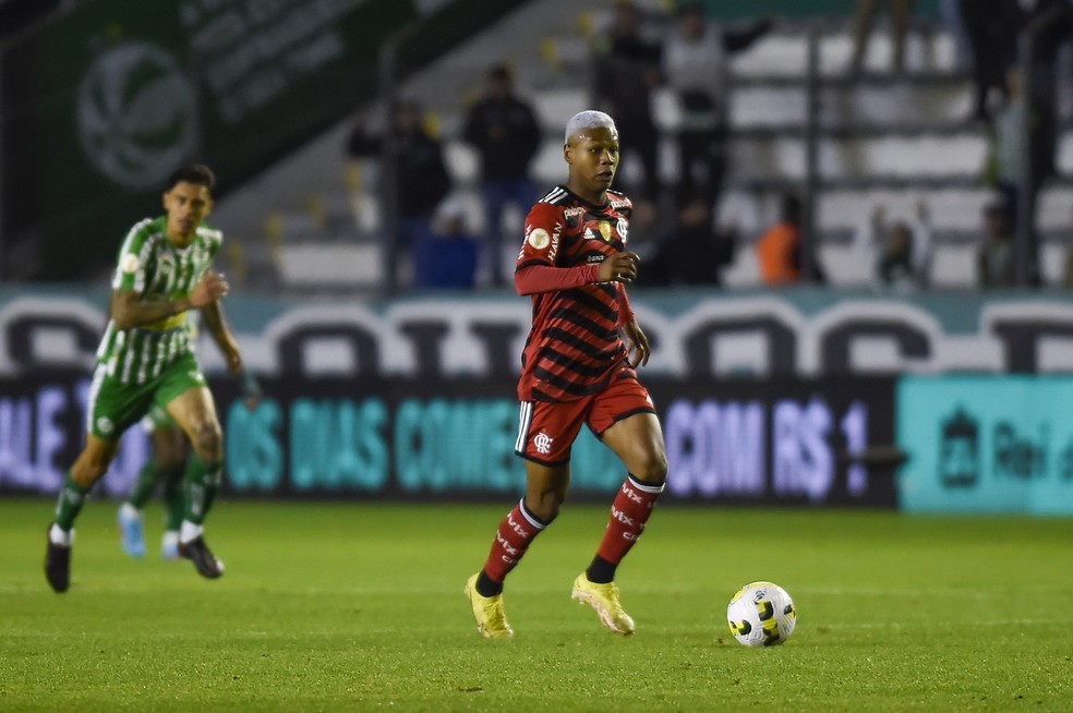 Matheus Fran&ccedil;a em a&ccedil;&atilde;o durante Juventude x Flamengo &mdash; Foto: Marcelo Cortes/Flamengo