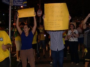 Protesto contra presidente Dilma Rousseff (PT) acontece em frente a Polícia Federal Goiânia Goiás (Foto: Reprodução/TV Anhanguera)