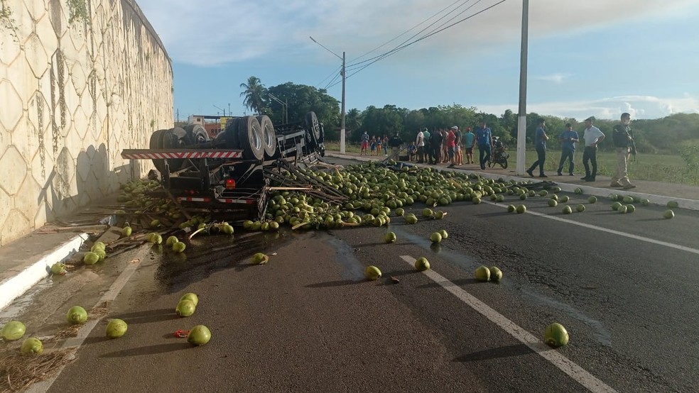 Caminhão carregado de coco tombou de cima de viaduto em Goianinha  — Foto: Divulgação