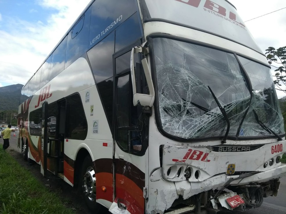 Ônibus sem freio bateu em 13 carros até conseguir parar na BR-376, em Guaratuba — Foto: Divulgação/PRF